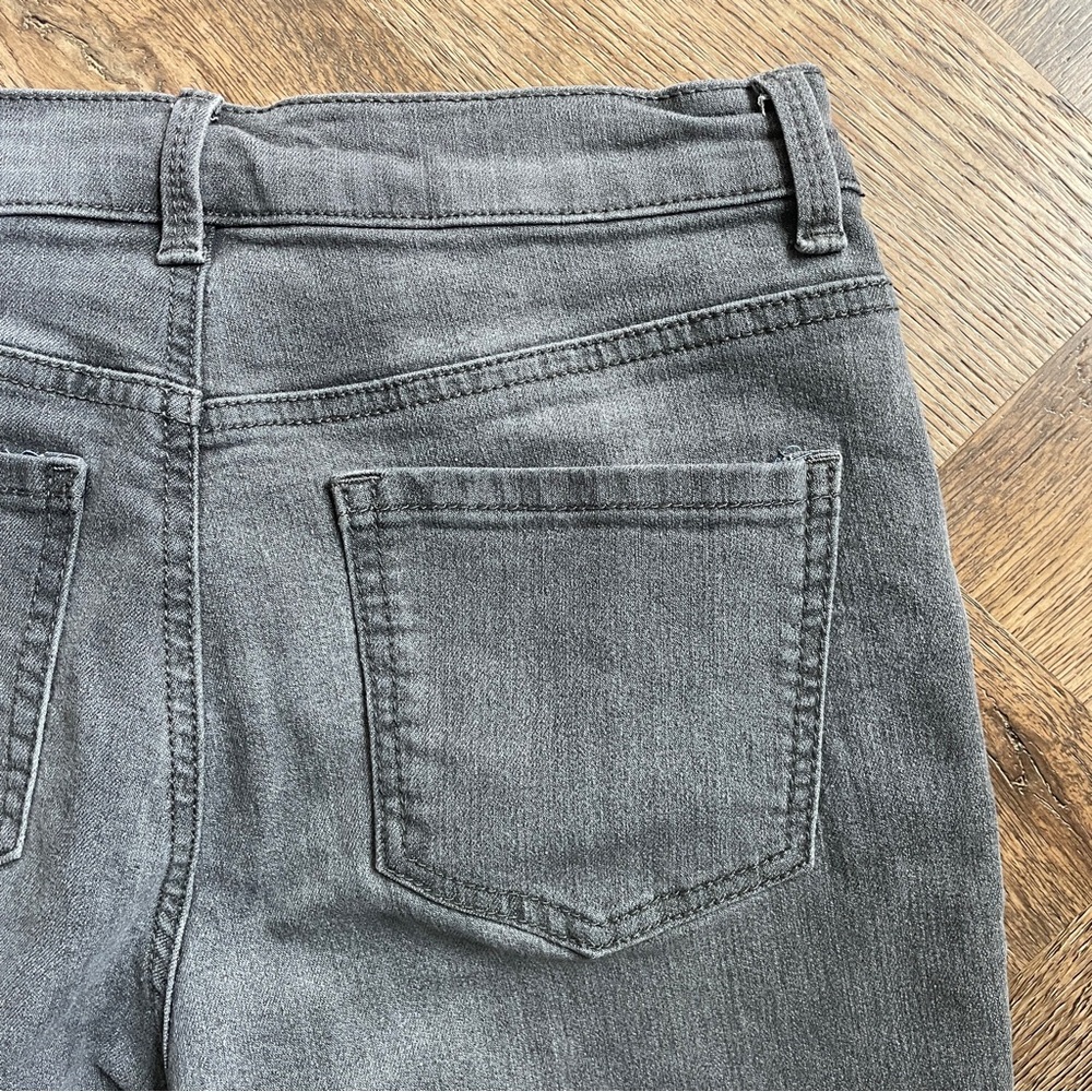 Gloria Vanderbilt Amanda Grey Gray Ankle Cropped Jeans with Distressed Hem 6 - Picture 7 of 7